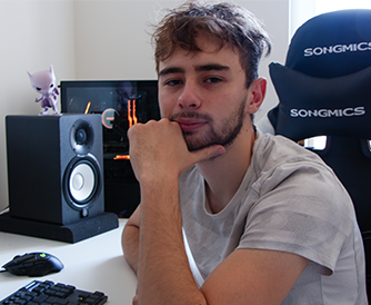 photographie de Julien devat son ordinateur